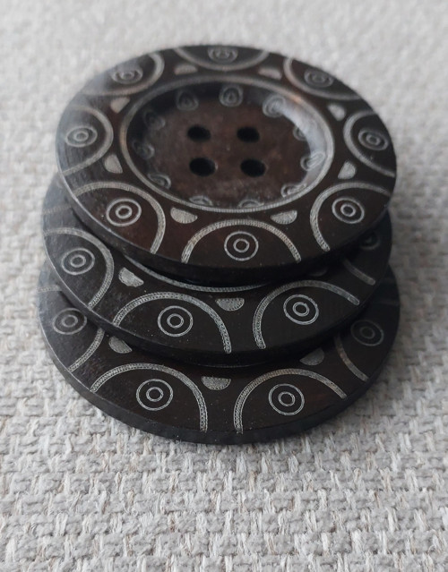 Dřevěný knoflík s vyřezanými vzory
