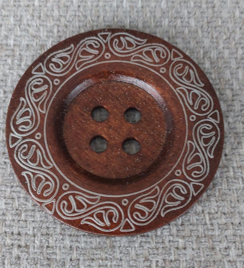 Dřevěný knoflík s ornamenty 6cm