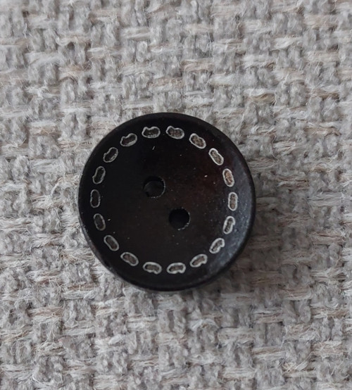 Dřevěný knoflík s motivem děrování 1,5cm
