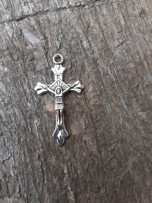 Křížek 17 x 21 mm starostříbrný