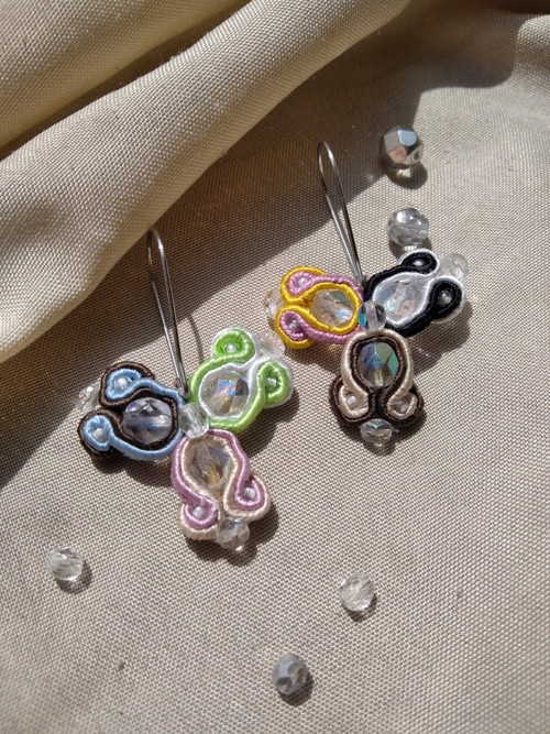 Asymetrické soutache náušnice