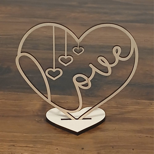 Dřevěné srdce s nápisem LOVE