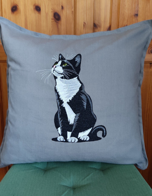 Vyšívaný povlak na polštář 50x50 cm - kočka Tuxedo