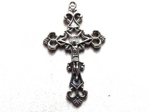 Zdobený křížek 43,5 x 26 mm