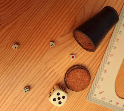 Miniatúry hračí kostky v koženém kelímku s víčkem!