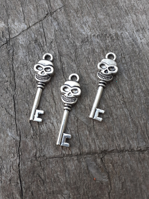 Přívěsek klíč lebka 10x32 mm