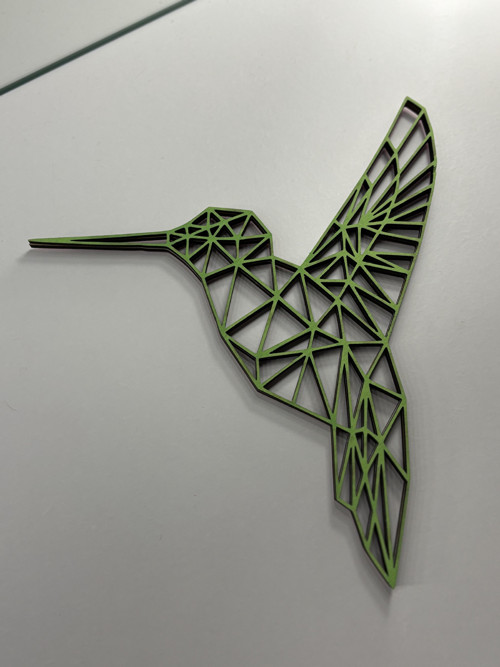 Dřevěný geometrický obraz KOLIBŘÍK