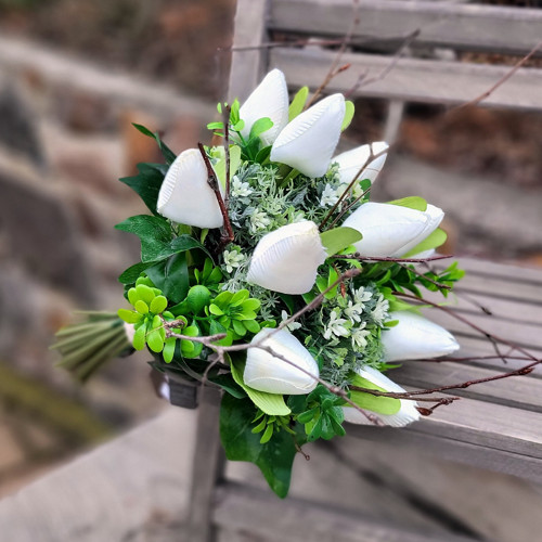 Menší tulipánová kytice - bílá