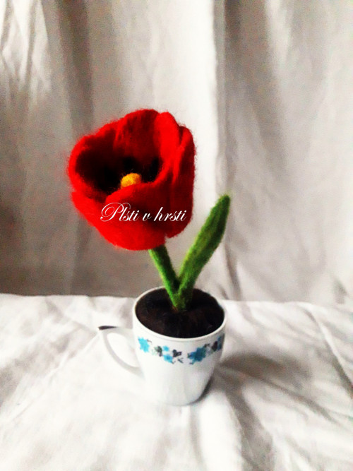 Jarní hrníček s tulipánem - květina z plsti