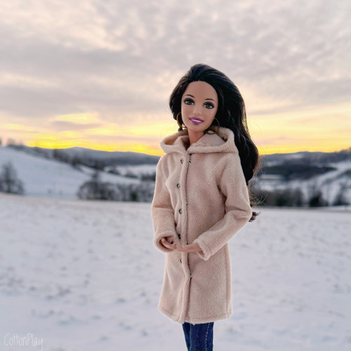 Plyšový kabát s kapucí pro Barbie - béžový
