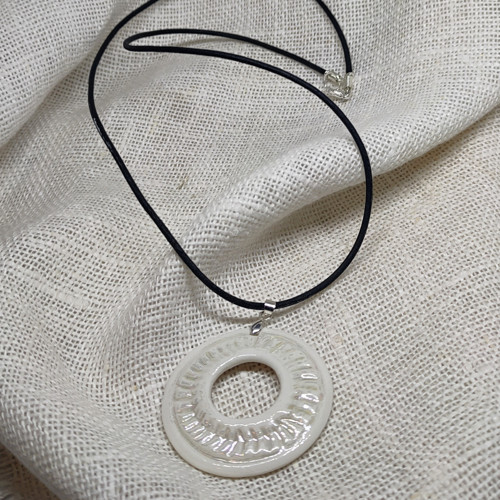 Porcelánový náhrdelník kruh