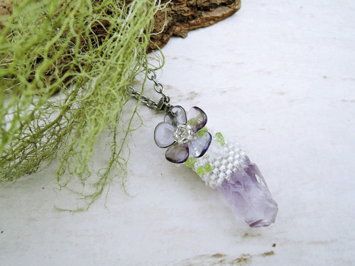 Náhrdelník Ametystový krystal/amulet s kytičkou