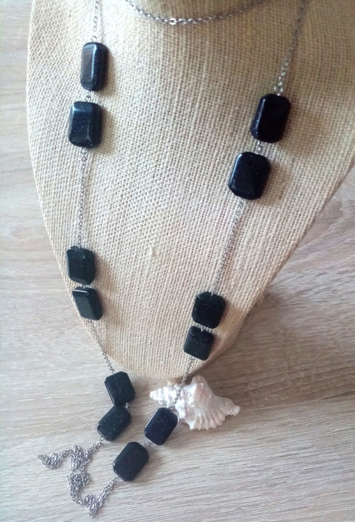 Dlouhý náhrdelník imitujici goldstone