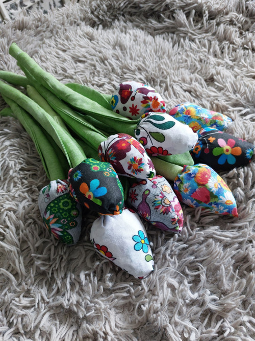 Set 10 ks šitých tulipánů