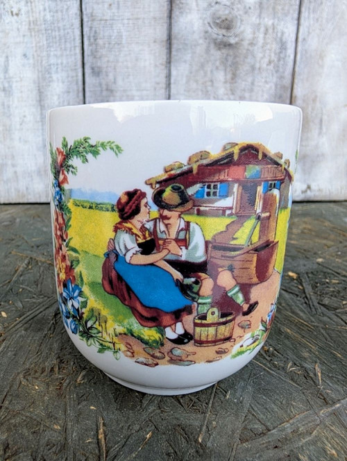 Retro hrnek se starobylým motivem.