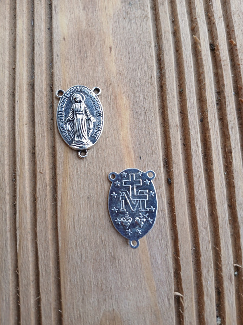 Madonka oválná 23 x 14 mm