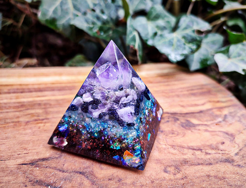 Orgonit pyramida, ametyst