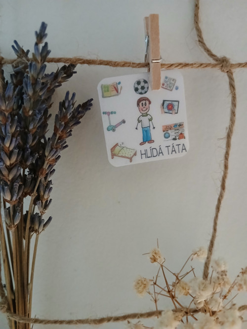 Hlídá táta