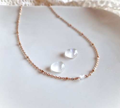 Měsíční kámen*broušený*náhrdelník*ocel rose gold