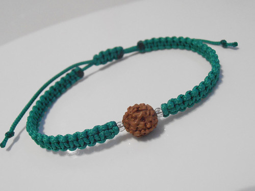 *Rudraksha* - zelený drhaný náramek (macramé)
