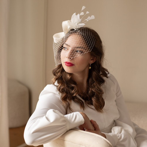 Elegantní svatební sinamay fascinátor v bílé barvě