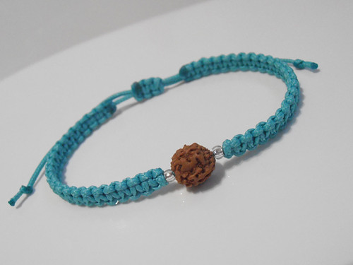 *Rudraksha* - tyrkysový drhaný náramek (macramé)