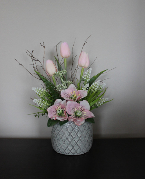 Keramický obal s tulipány a čemeřicemi do růžova — foto 1