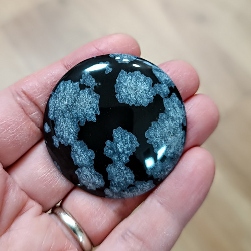 Obsidián (vločkový), ID 4662, průměr 43 mm