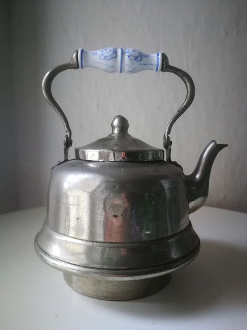 Konvička s porcelánovou úchytkou