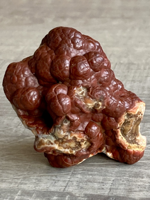 Gobi achát se železitým povlakem-výstavní minerál