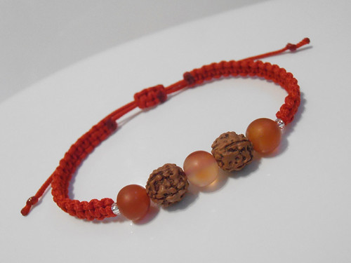 *Karneol/Rudraksha* - červený náramek (macramé)