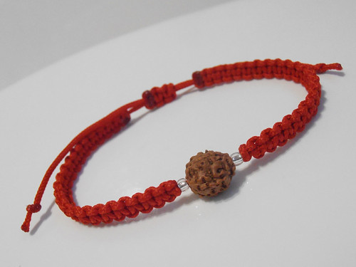 *Rudraksha* - červený drhaný náramek (macramé)