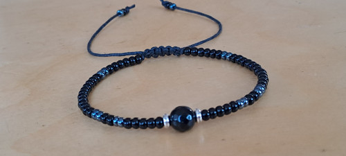 Minimalistický černý náramek