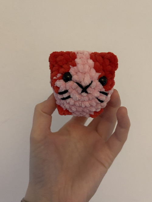 Háčkovaná mini jahůdková kočička
