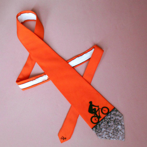 Hedvábná kravata s cyklistou černo-oranžová