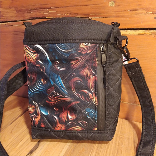Crossbody Taštička Ornamenty Na Černé