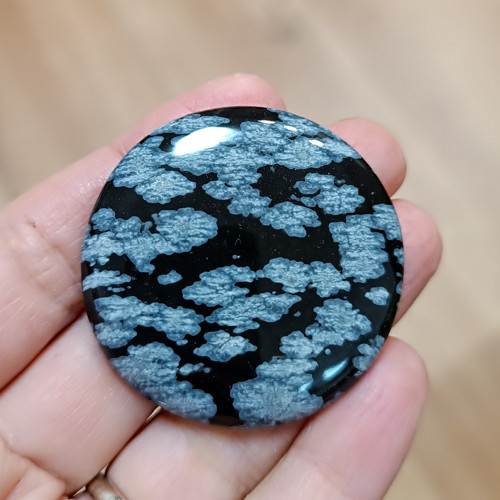 Obsidián (vločkový), ID 4687, průměr 42 mm