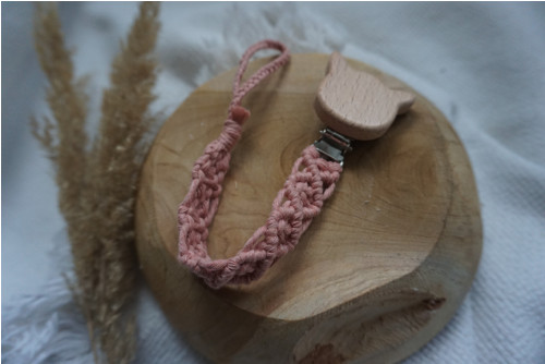 Macramé klip na dudlík Pudrový