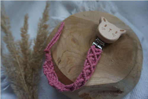 Macramé klip na dudlík Růžový
