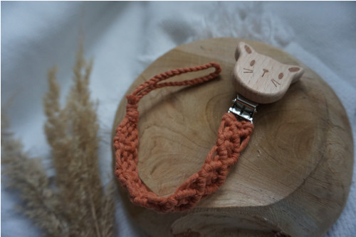 Macramé klip na dudlík Terakotový