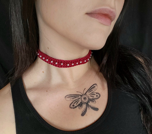 Háčkovaný choker - crimson červená