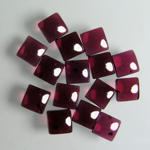 Granát Rhodolit, čtvercový kabošon, 5x5 mm, 1 ks.