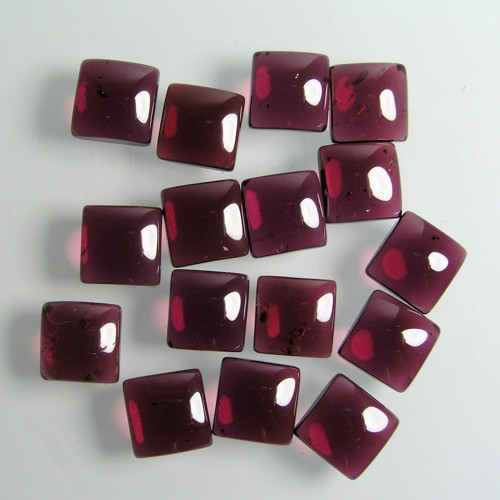 Granát Rhodolit, čtvercový kabošon, 6x6 mm, 1 ks.