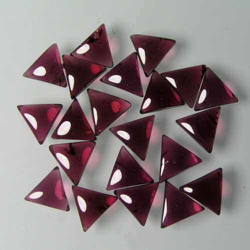 Granát Rhodolit, kabošon - trojúhelník, 6mm, 1 ks.