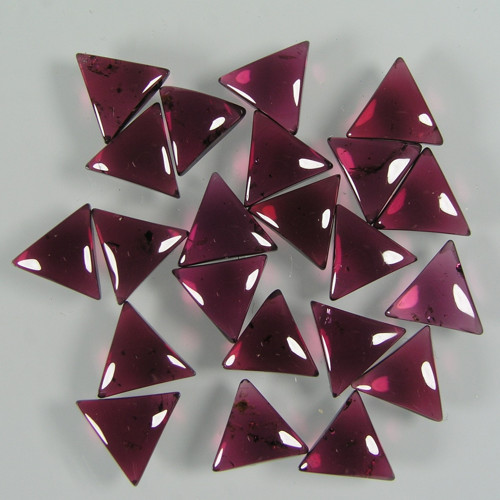 Granát Rhodolit, kabošon - trojúhelník, 7mm, 1 ks.