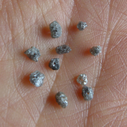 Diamant surové krystalky - vrtané - 10 ks(D9)