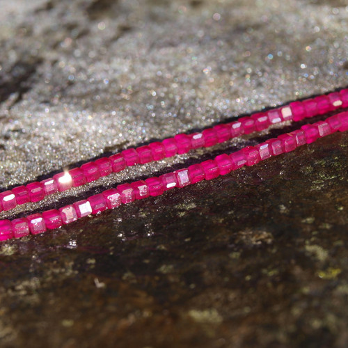 Rubín fazetovaný, krychlička 2 mm, 10 ks