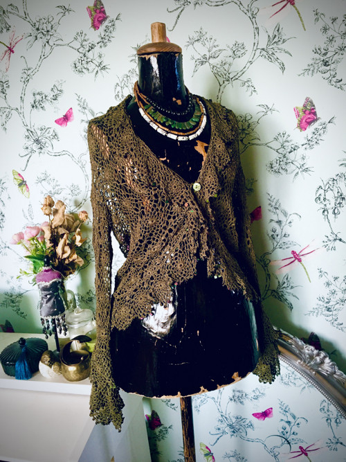 Svetřík boho háčkovaný olivový — foto 1
