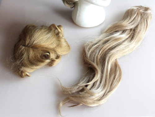 Malý příčes z pravých vlasů, tmavší blond