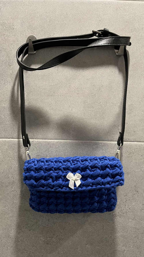 Modrá mini kabelka